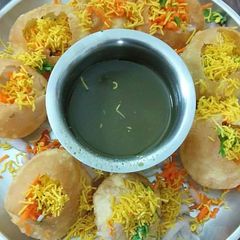 A picture of Gol gappe.