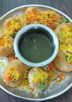 A picture of Gol gappe.