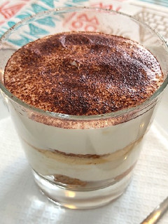 Una foto de Tiramisú de queso batido en vaso