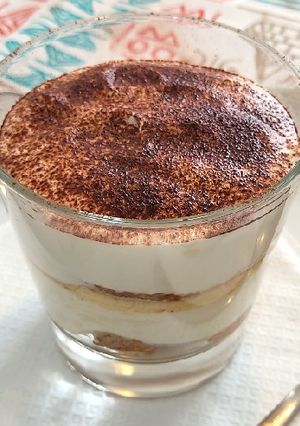Una foto de Tiramisú de queso batido en vaso