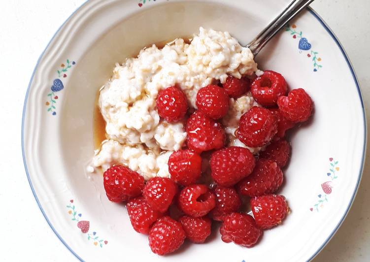 Porridge con lamponi e sciroppo d'acero