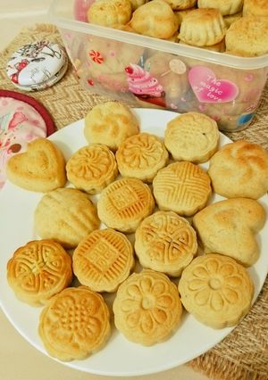 صورة لوصفة معمول بالتمر هش ولذيذ يذوب بالفم 😋🥨