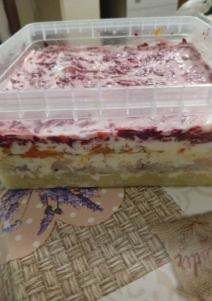 Шуба зі скумбрії та маринованій цибулі