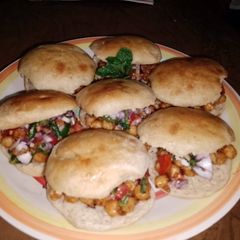 A picture of Chickpeas burgers 🍔🥗🍅.
