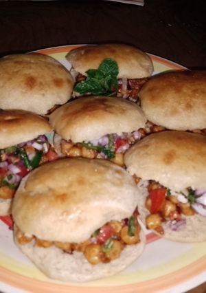 A picture of Chickpeas burgers 🍔🥗🍅.