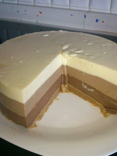 Una foto de Tarta tres chocolates