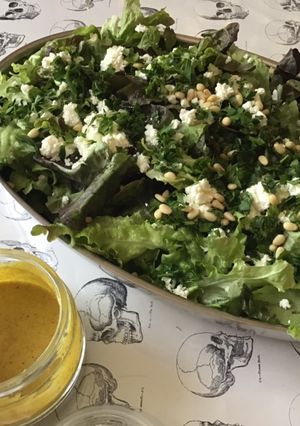 Une photo de Feuille de chêne aux pignons persil et feta sauce curry