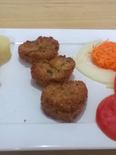 Una foto de Nuggets de Pollo con Puré y Ensalada