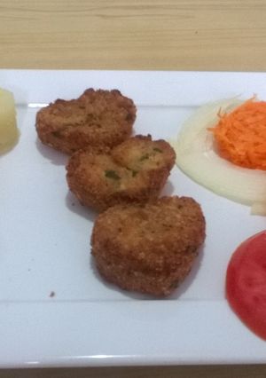 Una foto de Nuggets de Pollo con Puré y Ensalada