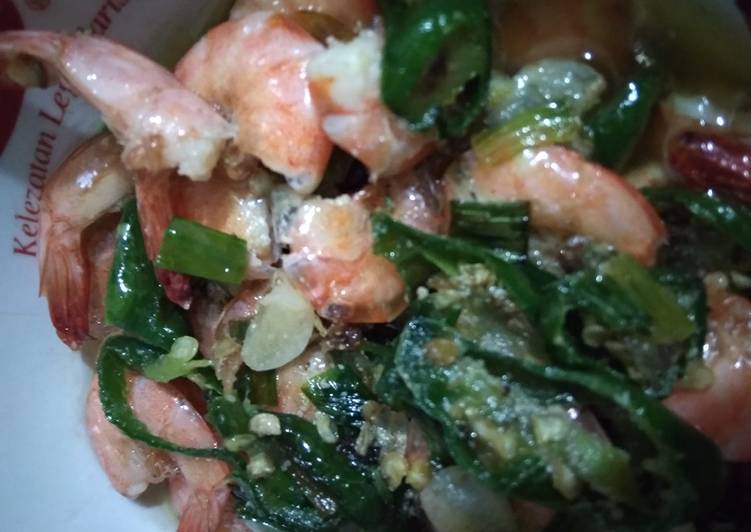 Bagaimana Menyiapkan Tumis udang cabai ijo, Enak