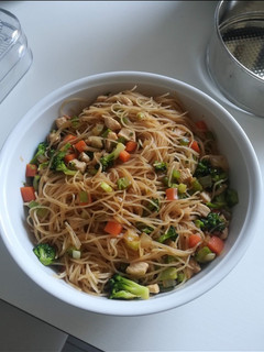 Una foto de Fideos de arroz con soja y verduras