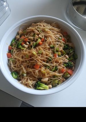 Una foto de Fideos de arroz con soja y verduras