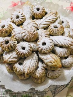 صورة لوصفة كعكات العيد بالعجوه والجوز والفستق الحلبي