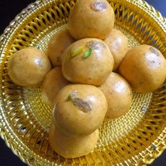 A picture of Besan ladoo.