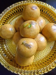 A picture of Besan ladoo.