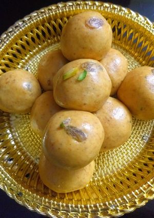 A picture of Besan ladoo.