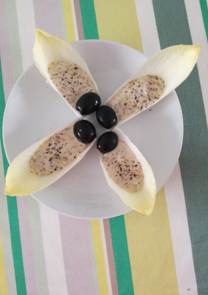 Una foto de Barquillos con salsa