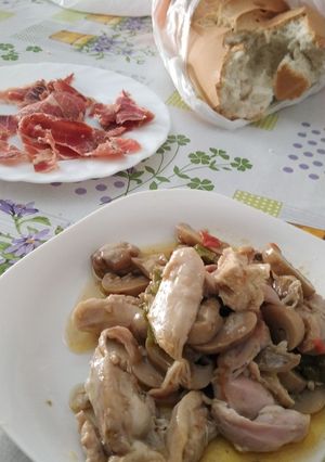 Una foto de Pollo con champiñones