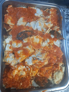 Una foto de Ravioles Caseros Rellenos de Pollo, Mortadela y Espinaca con Salsa de Pollo
