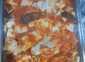 Una foto de Ravioles Caseros Rellenos de Pollo, Mortadela y Espinaca con Salsa de Pollo