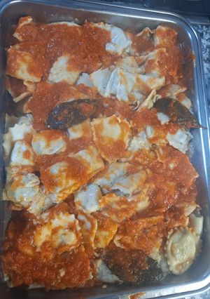 Una foto de Ravioles Caseros Rellenos de Pollo, Mortadela y Espinaca con Salsa de Pollo