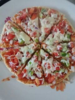 पिज़्ज़ा (Pizza recipe in hindi) रेसिपी मुख्य फोटो