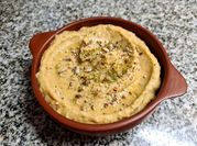 Una foto de humus de berenjena