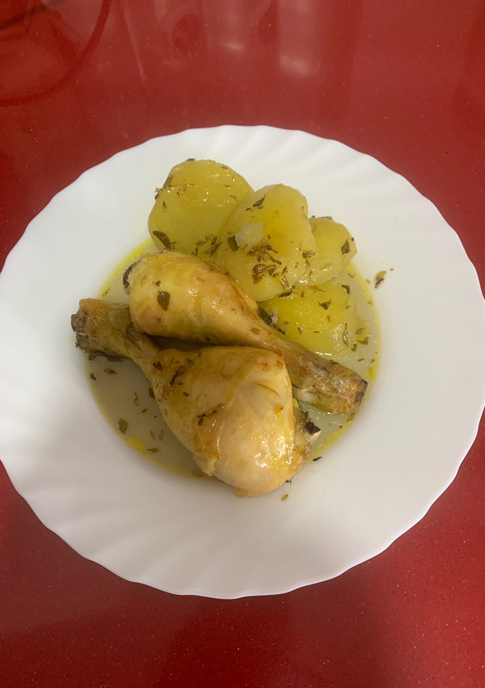 Una foto de Muslos de pollo con patatas al horno