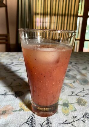 Una foto de Jugo de papaya, arándanos, menta, naranja y Limón