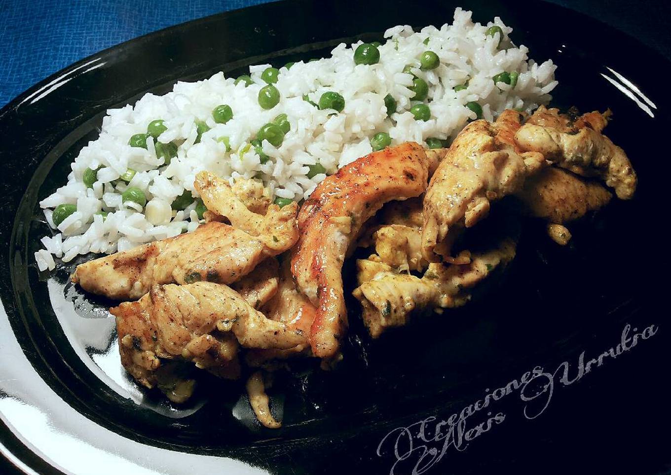 Tiras de filetes de pollo marinados a la plancha, con ensalada de arroz