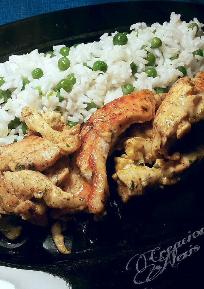 Una foto de Tiras de filetes de pollo marinados a la plancha, con ensalada de arroz