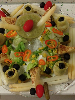 Una foto de Ensalada pentagonal con tortilla y crema de aguacates y pepinos