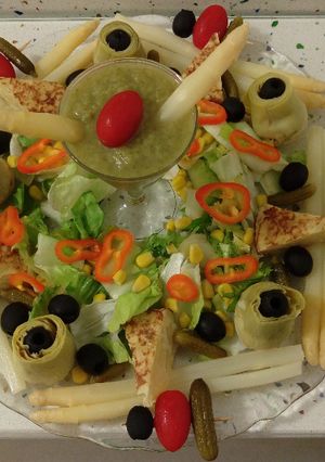 Foto principal de Ensalada pentagonal con tortilla y crema de aguacates y pepinos