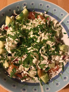 Una foto de Ensalada búlgara (shopska ensalada)con espárragos del mar