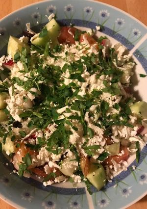 Una foto de Ensalada búlgara (shopska ensalada)con espárragos del mar