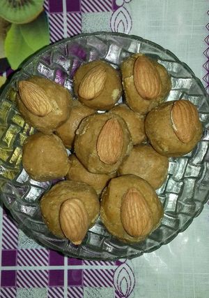 बेसन के लड्डू (Besan ke Laddoo recipe in hindi) रेसिपी मुख्य फोटो