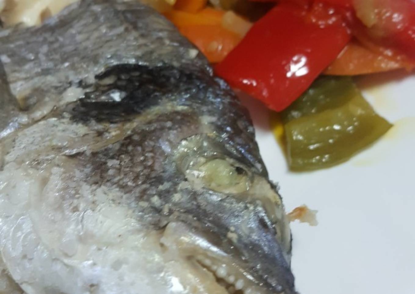 Dorada a la sal con verduras al whisky