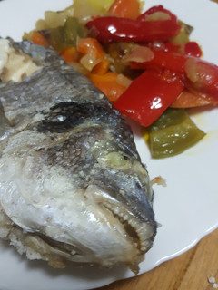Una foto de Dorada a la sal con verduras al whisky