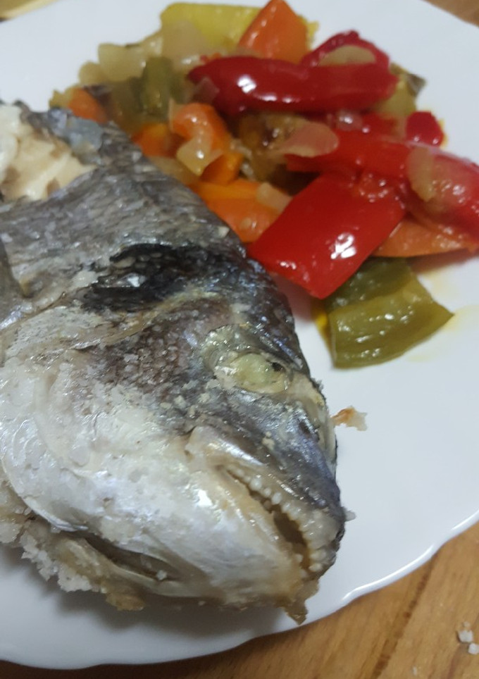 Una foto de Dorada a la sal con verduras al whisky