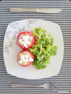 Una foto de Tomates rellenos de jurel y choclo