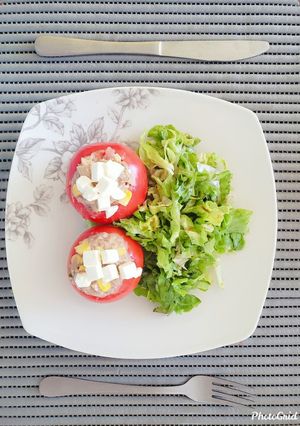 Una foto de Tomates rellenos de jurel y choclo