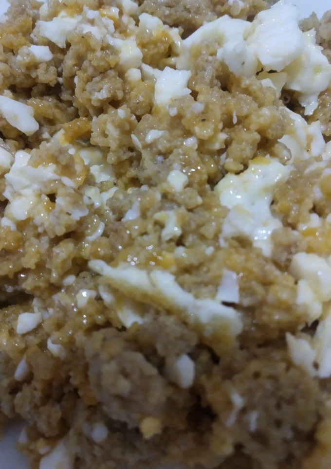 Una foto de Huevos con pan de millo...(Maíz)