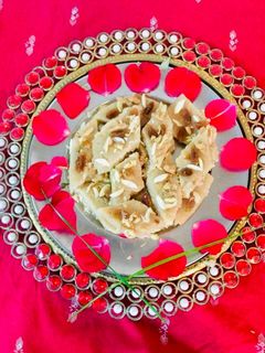 सूजी-नारियल बर्फ़ी (Suji Nariyal Barfi recipe in Hindi) रेसिपी मुख्य फोटो