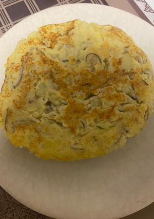 Una foto de Tortilla de patata cocida rellena de gulas y gambas