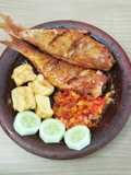 Ikan kuniran goreng praktis dan sambal rawit