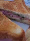 Sándwich de Queso, Mortadela y Pesto