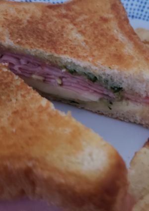 Una foto de Sándwich de Queso, Mortadela y Pesto