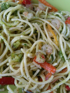 Una foto de Spaguetti con verduras, gambas y salsa pesto