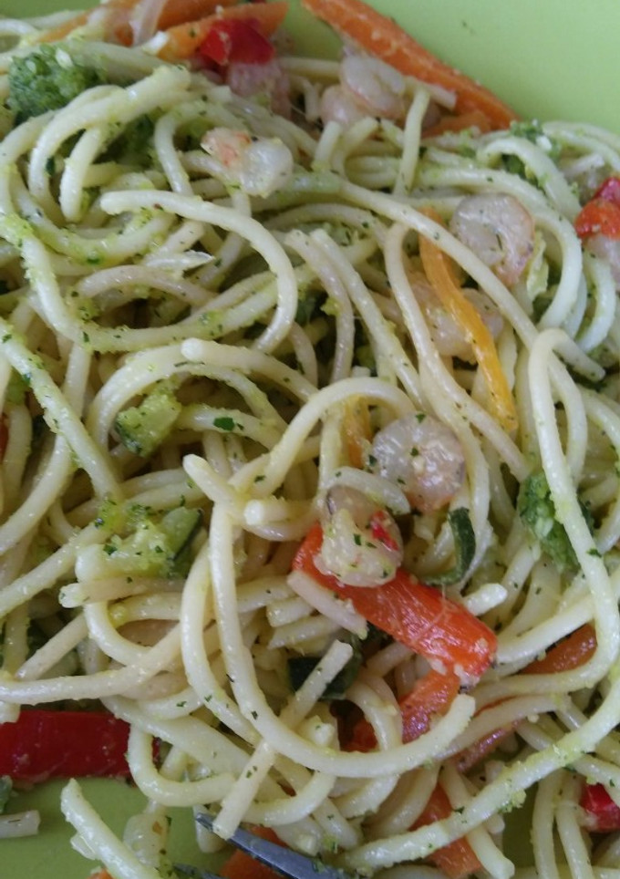 Una foto de Spaguetti con verduras, gambas y salsa pesto