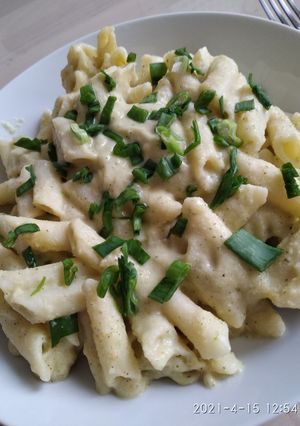 Una foto de Macarrones con salsa de manzana y almendras